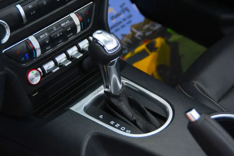 Ford Mustang — photo 11