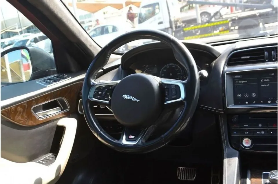Jaguar F-Pace — photo 12