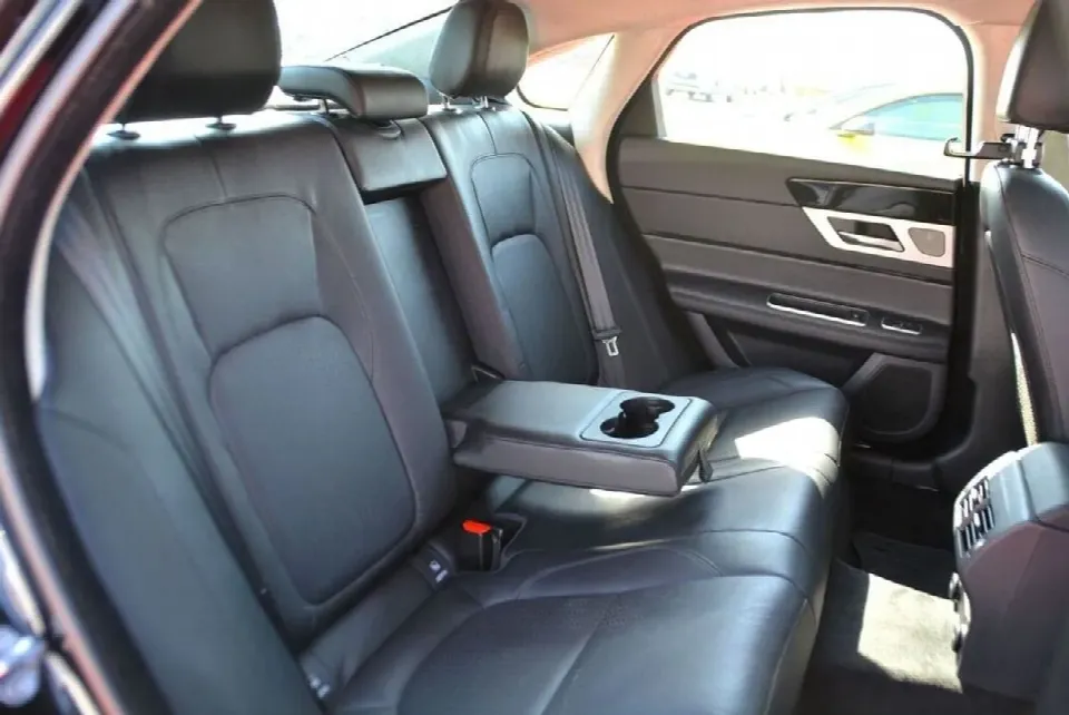 Jaguar XF 2020 — photo 10
