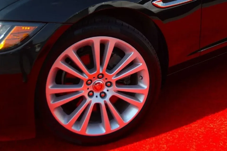 Jaguar XF 2020 — photo 19
