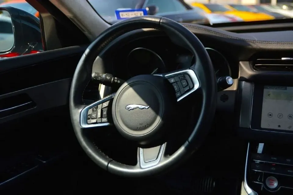 Jaguar XF 2020 — photo 20