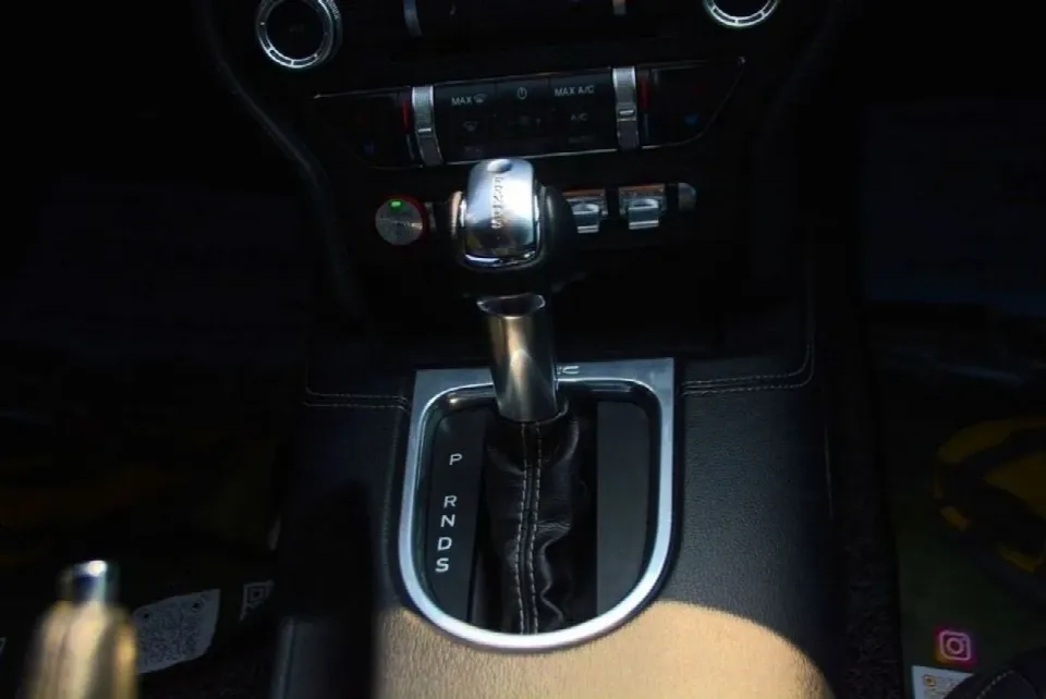 Ford Mustang 2022 — photo 20