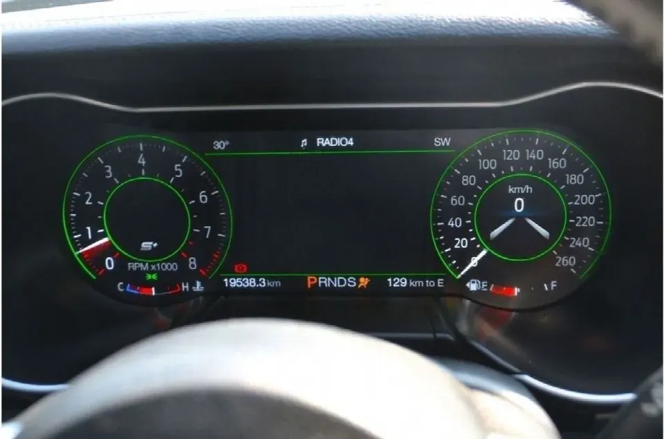 Ford Mustang 2022 — photo 24